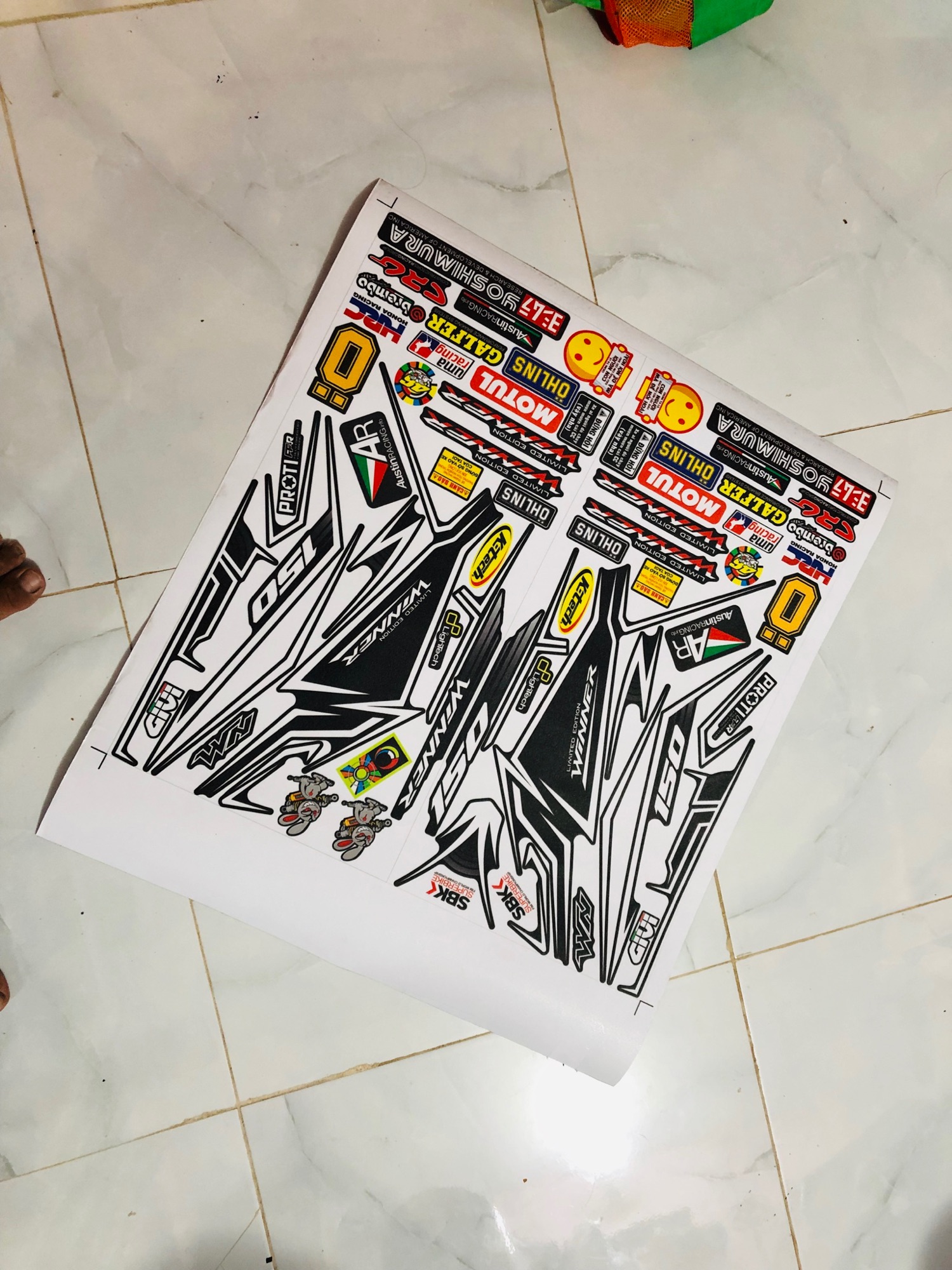 Tem rời winner chỉ trắng đen decal nhám