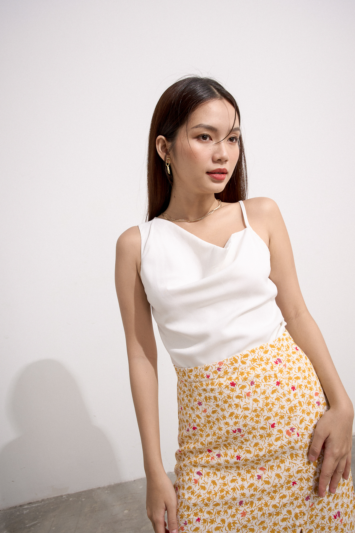 [NHẬP MÃ NOVFALAZSOCIAL02 GIẢM 40K ĐƠN 199K  ]  Áo 2 dây cổ đổ MAYBI lụa trắng