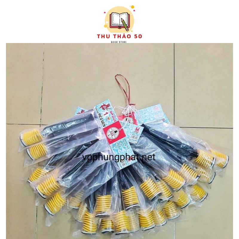 Cầu đá lông đen con mèo .