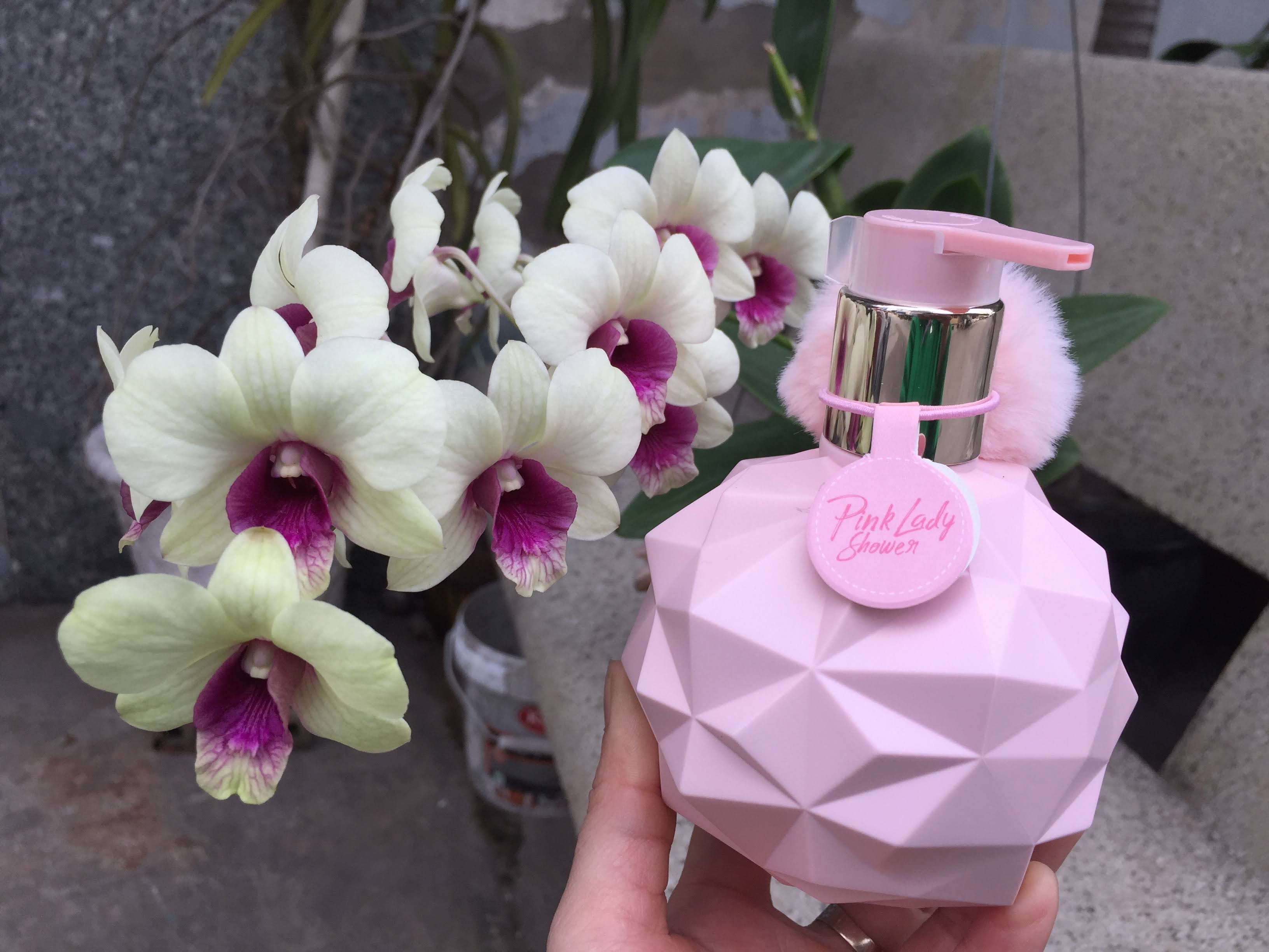 Sữa tắm xông trắng da đen chai lì đen sạm Pink Lady Shower 300 ml