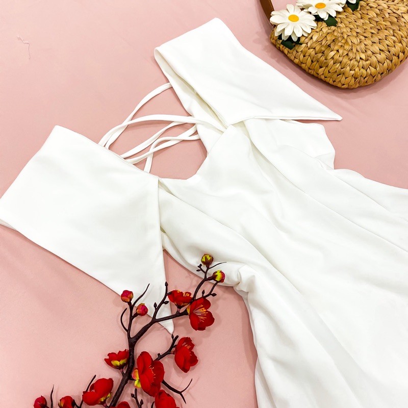 Đầm trắng cổ đắp vai