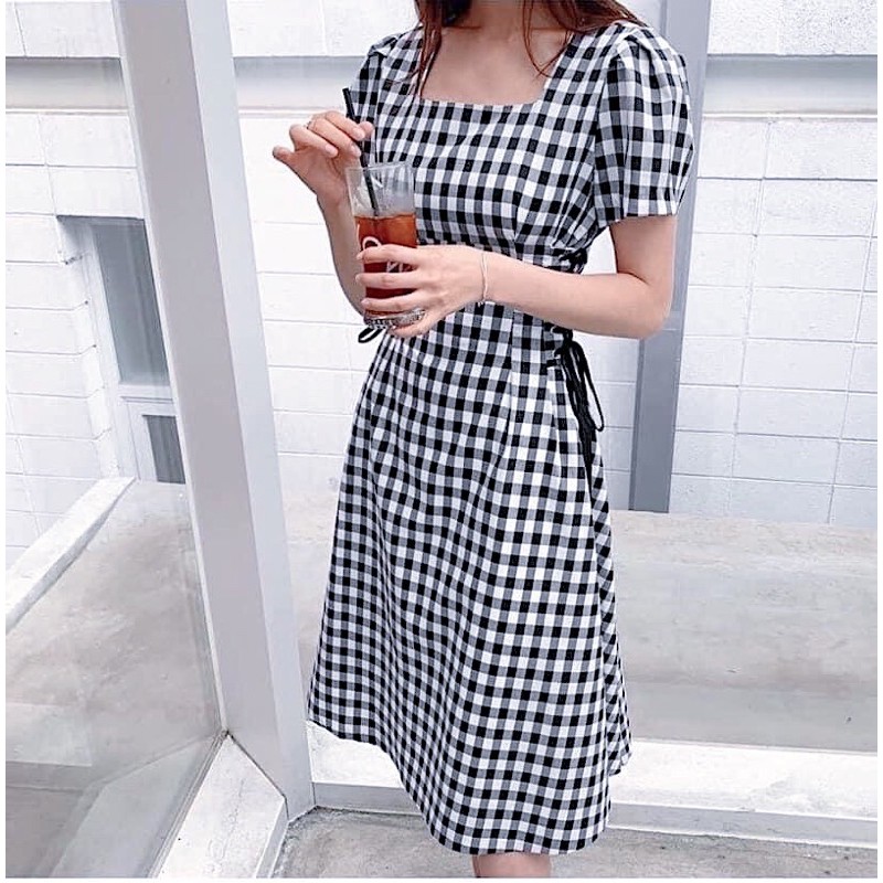 Đầm kẻ đen cổ vuông đan dây