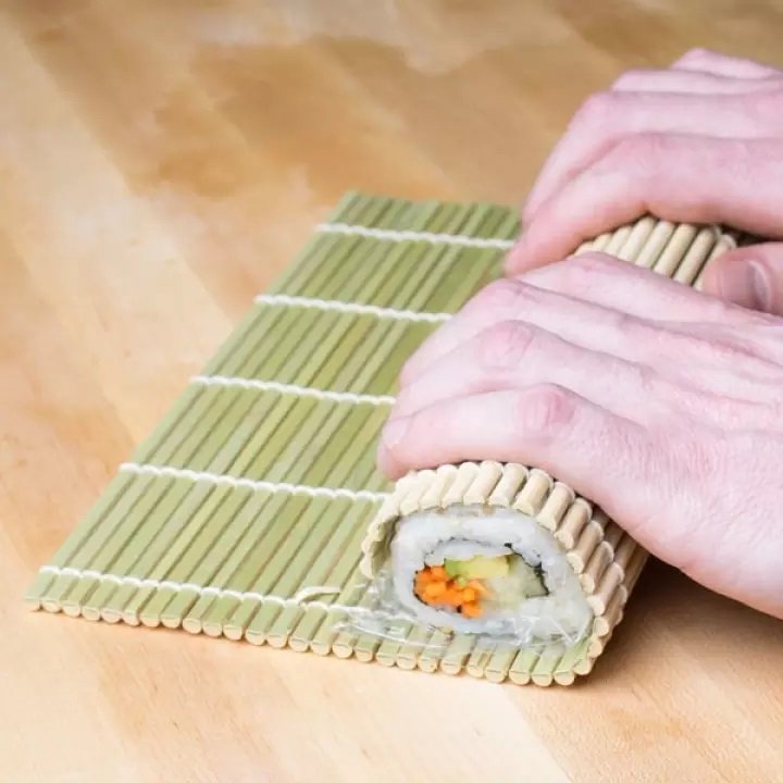 Mành tre cuộn cơm, kimbap, sushi