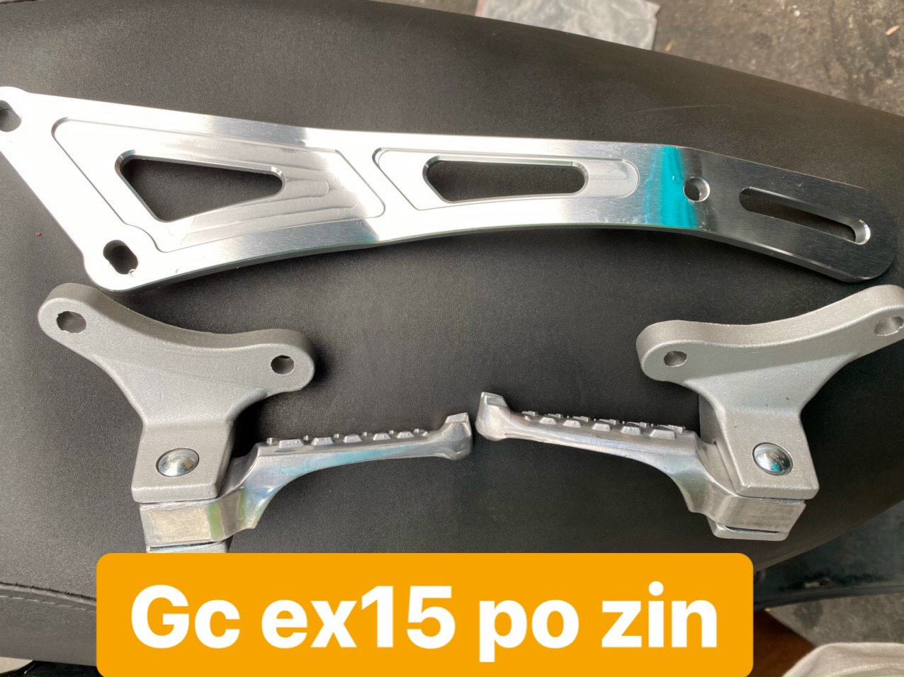 Combo: Gác chân sau và pát treo pô zin bằng nhôm cho Exciter 150.