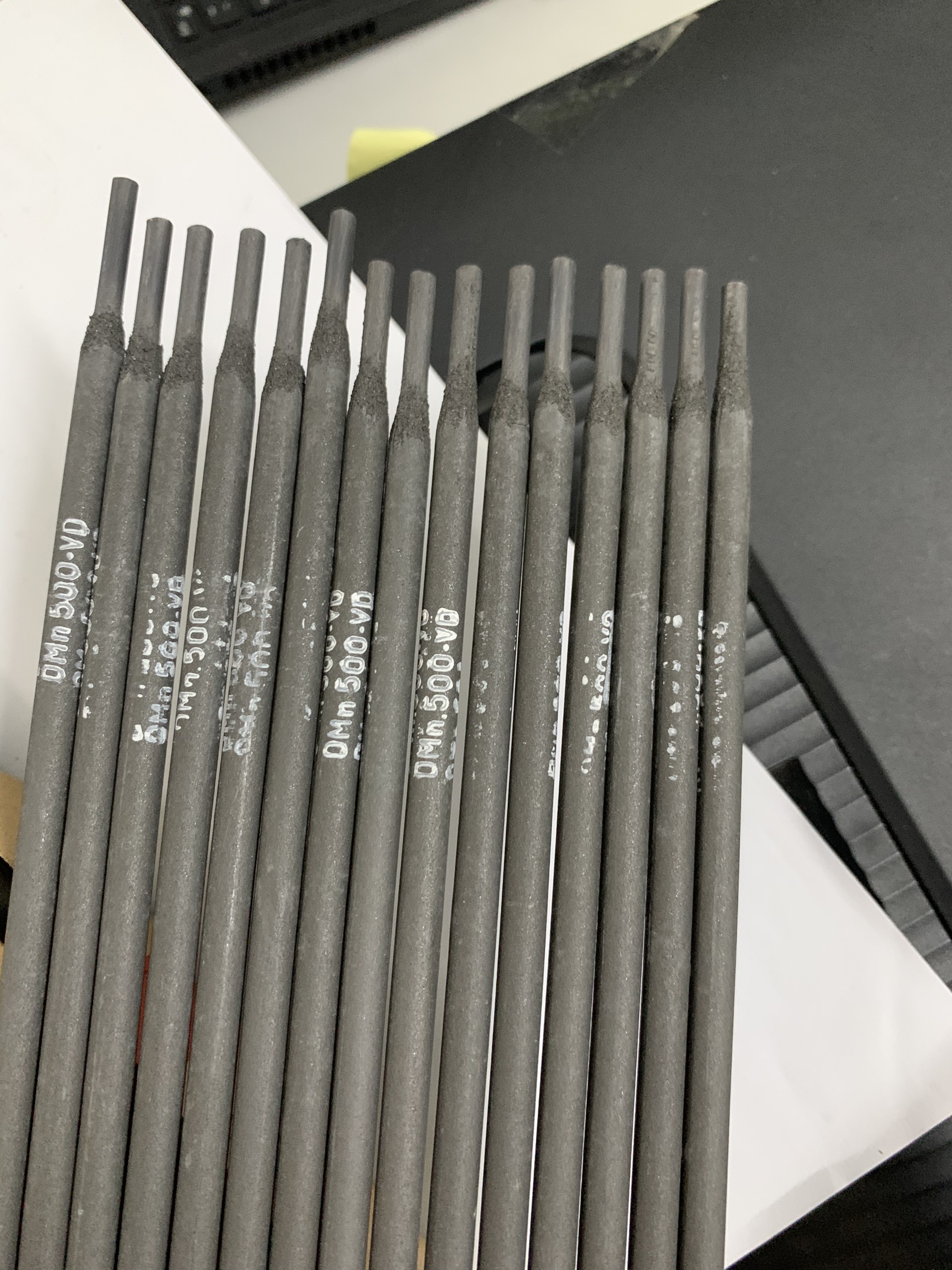 ( 10 que )que hàn đắp chống mài mòn DMn-500