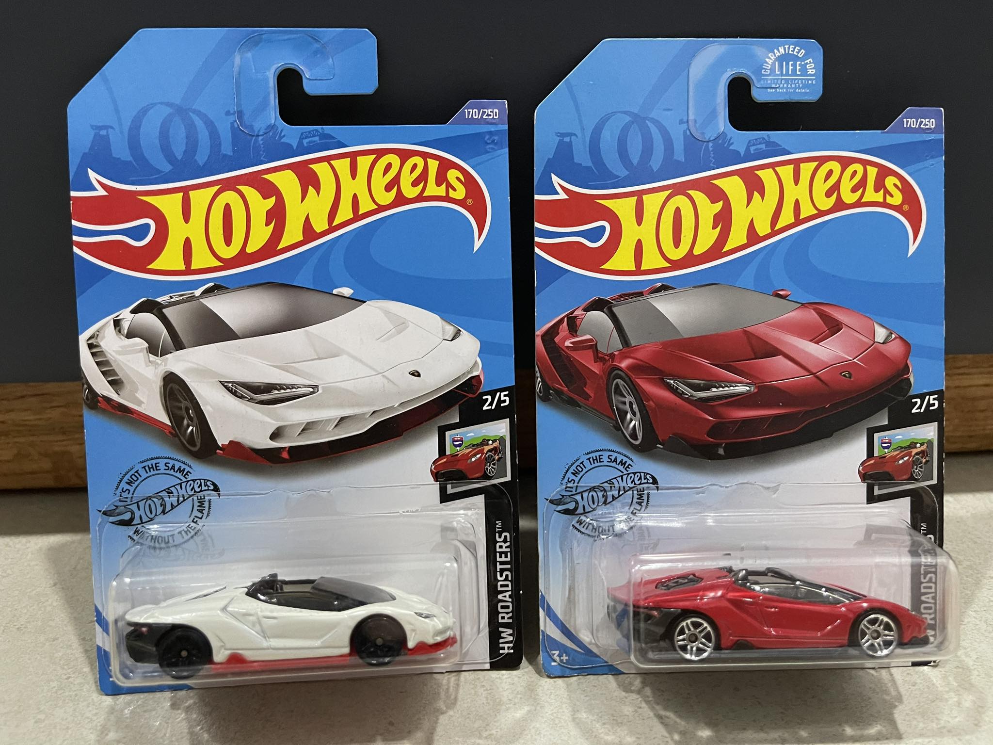 Xe mô hình đồ chơi Hotwheels cơ bản 1:64 - '16 Lamborghini Centenario