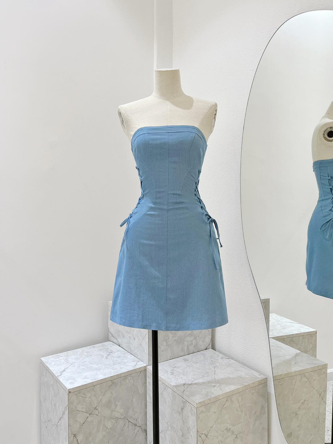 Đầm denim cúp ngực đan dây sườn