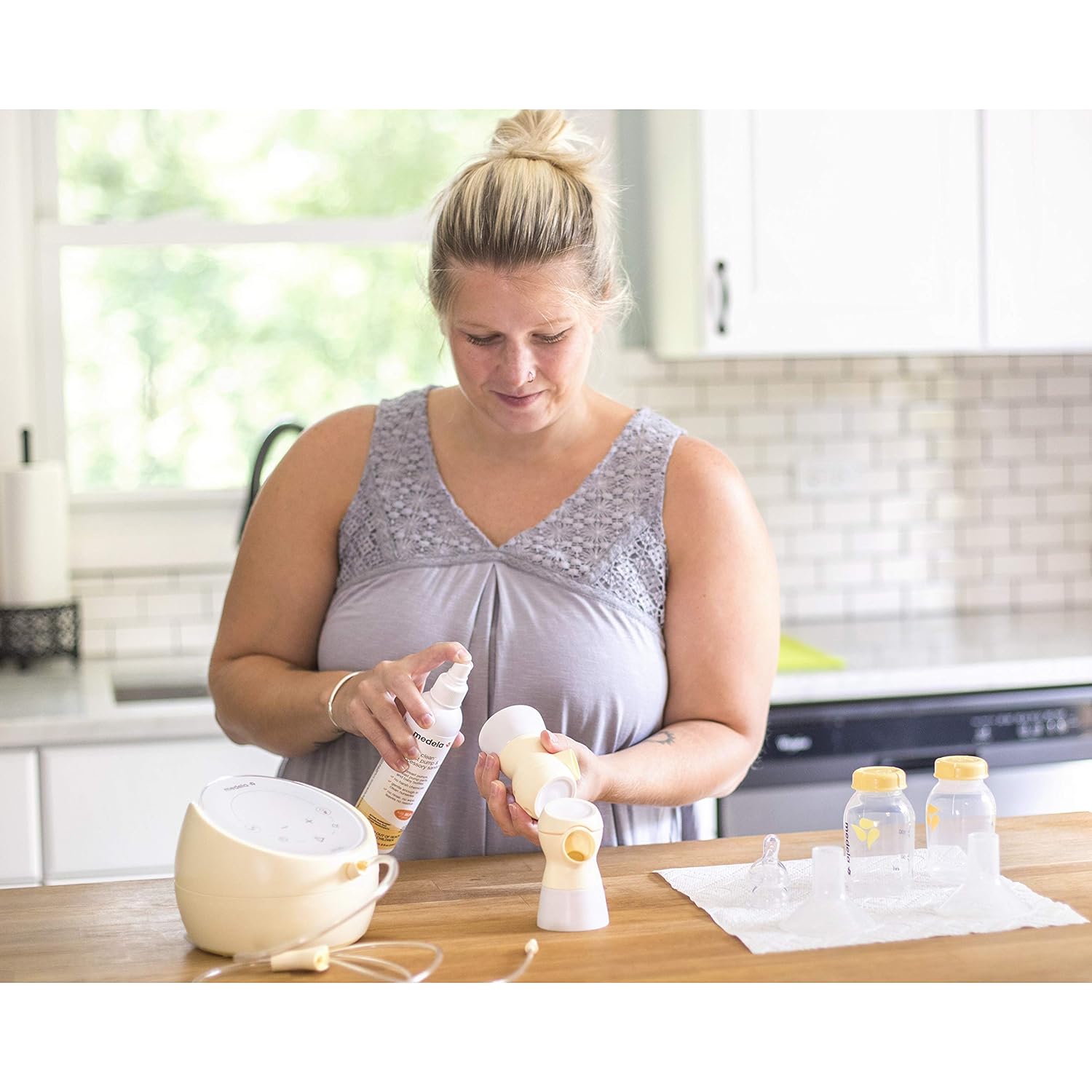 Xịt khử trùng máy hút sữa và phụ kiện làm sạch nhanh của Medela Quick Clean Breast Pump and Accessory Sanitizer Spray