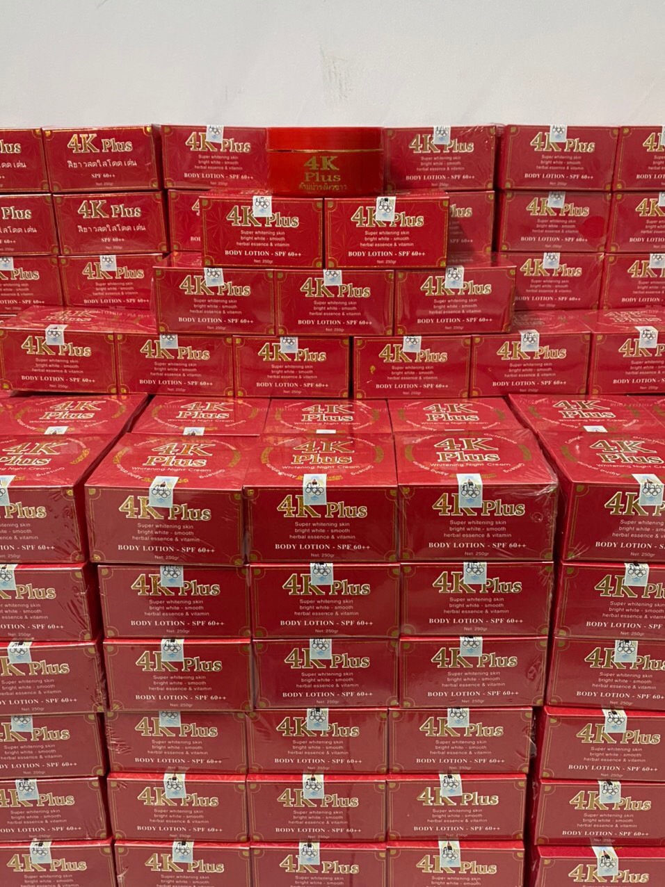[HCM]Kem dưỡng trắng body 4k Plus đỏ Thái Lan
