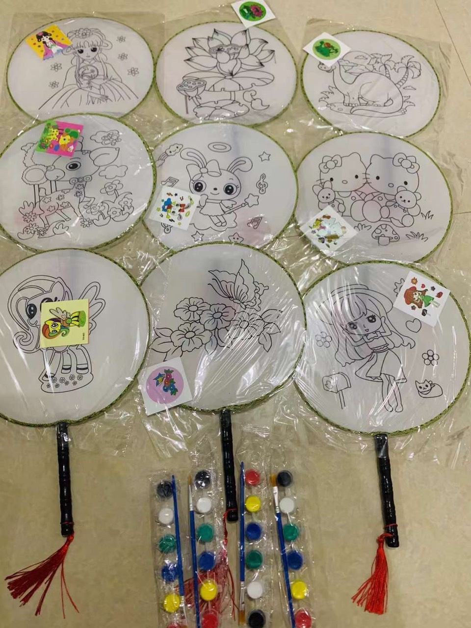 Tranh tô màu chiếc quạt - Quạt tô màu cho bé tranh và bé gái siêu dễ thương đủ phụ kiện gồm quạt ,bút cọ tô và màu