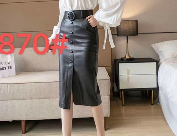 8855 . Chân váy da dáng ôm , dài qua gối , cv dài 63 cm , xẻ trước
