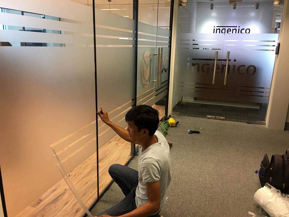 Decal mờ dán kính sẵn keo