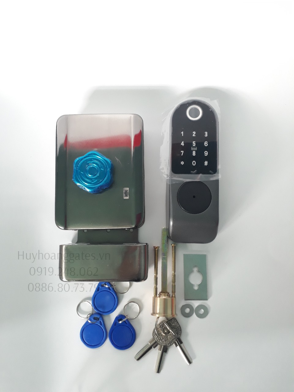 Khóa cửa cổng có vân tay, thẻ từ
