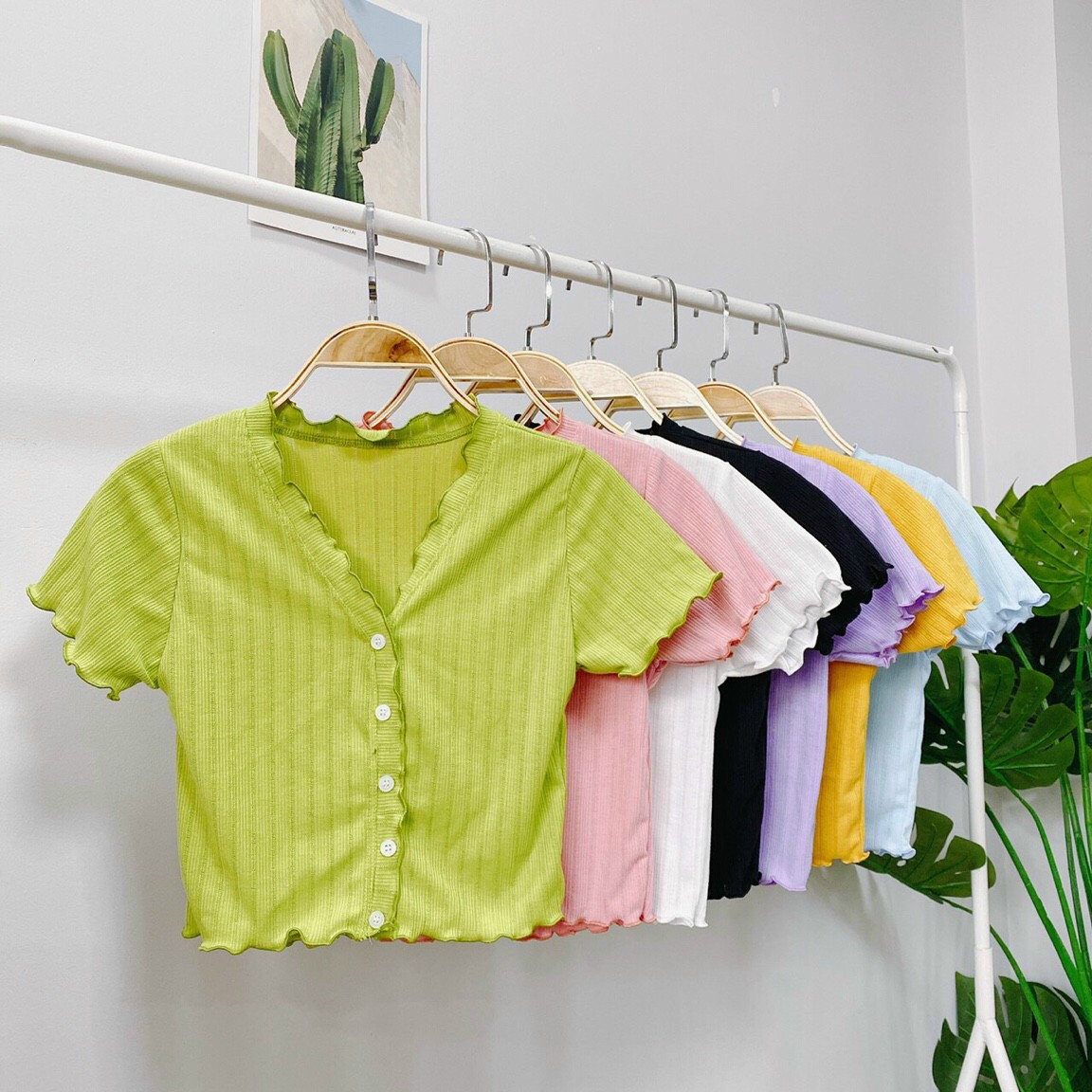 Áo croptop cổ tim viền bèo phối nút cực sang