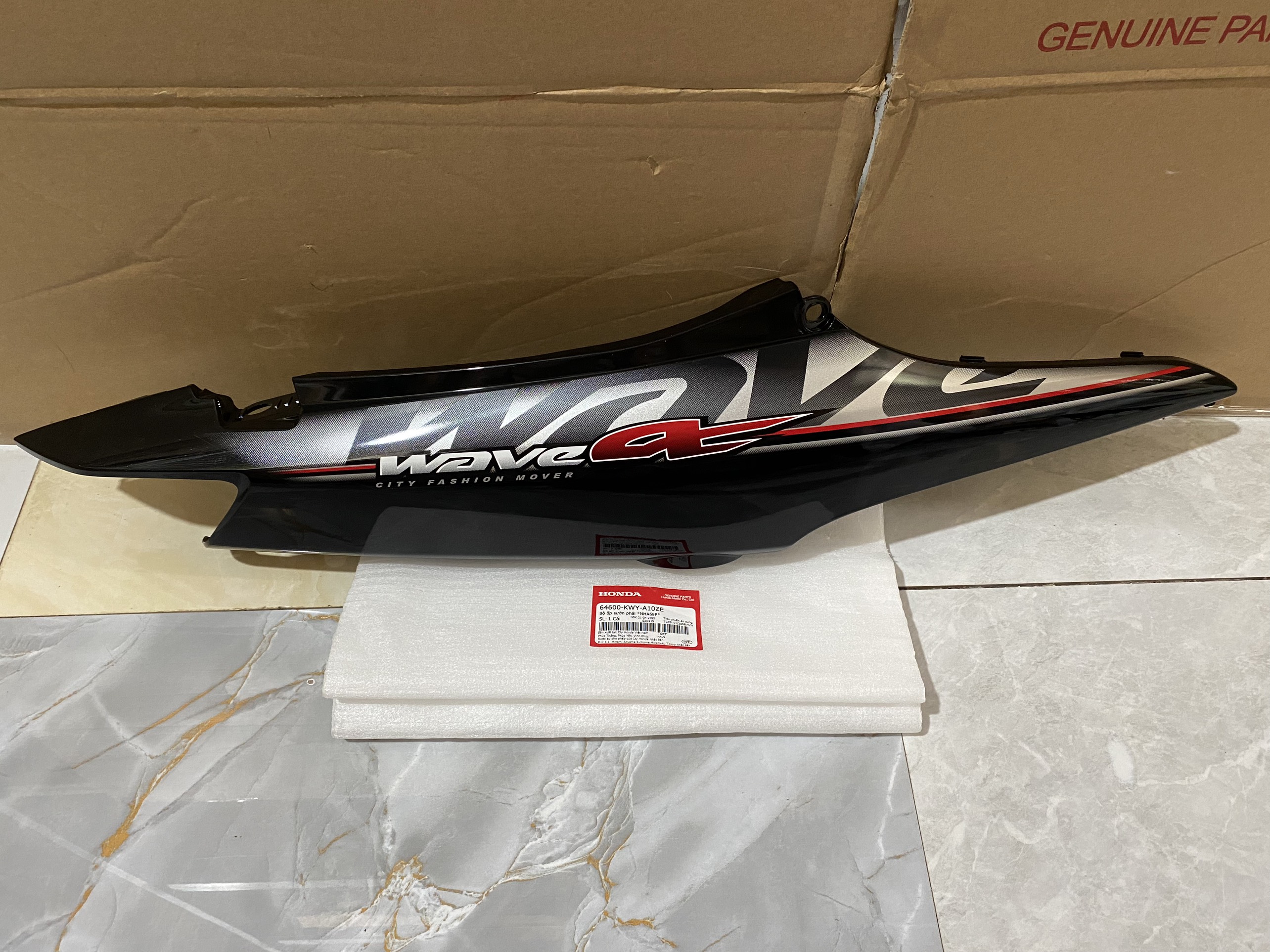 ốp sườn phải WAVE Alpha năm 2011 Màu Đen *NHA69P*  ( 64600KWYA10ZE)