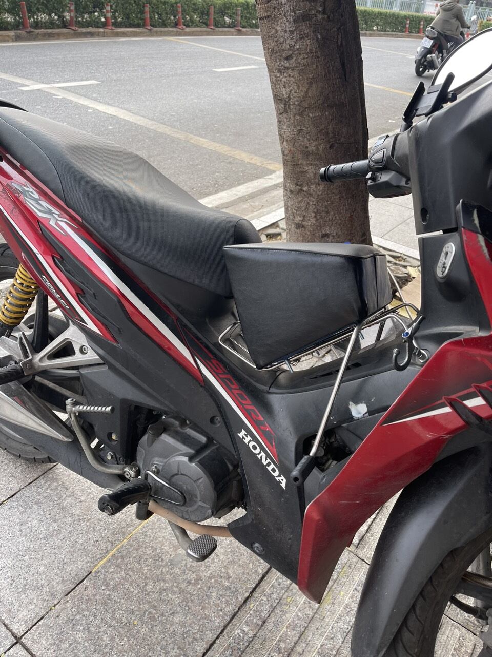 Ghế nệm ngồi xe máy cho bé có gác chân dành cho xe AB - PCX - ghế ngồi xe số - ghế đi xe máy