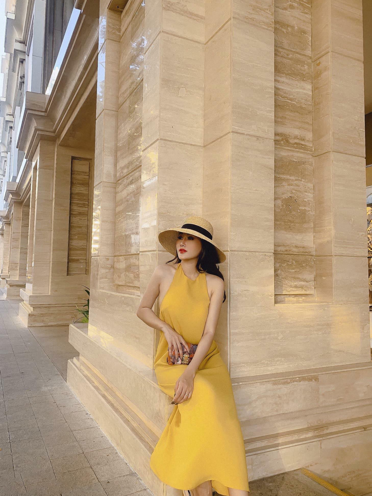 Đầm maxi cổ yếm hở lưng