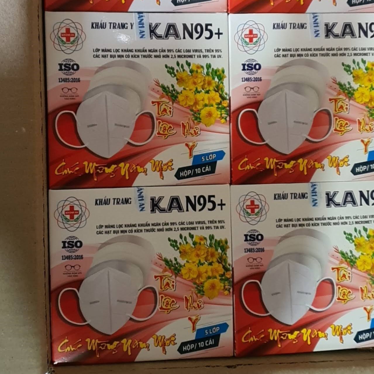 Khẩu trang y tế 5 lớp Khánh An KA N95+ kháng khuẩn màng lọc đặc biệt giúp ngăn cản 95% bụi mịn nhỏ hơn 2.5 micromet và 99% tia UV, không bam hơi vào kính
