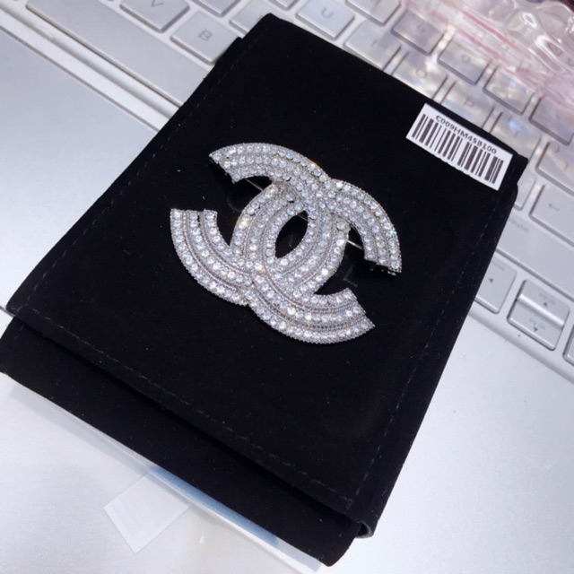 Cài Áo Đá Sang Trọng Và Quý Phái