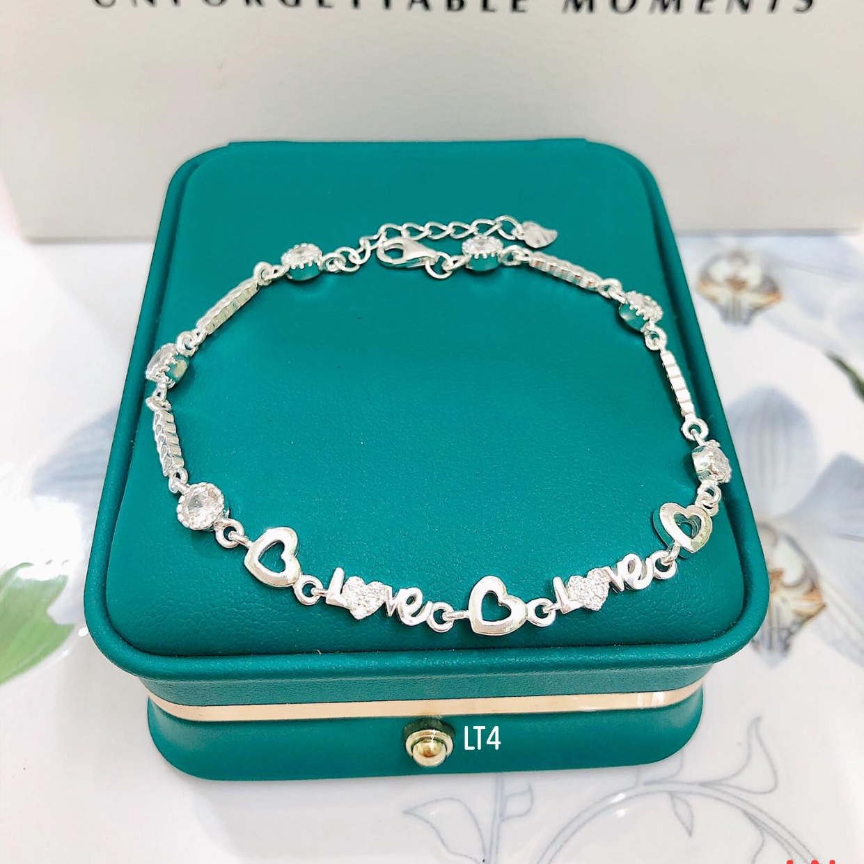 Lắc tay nữ chữ love chất liệu bạc ý ms020