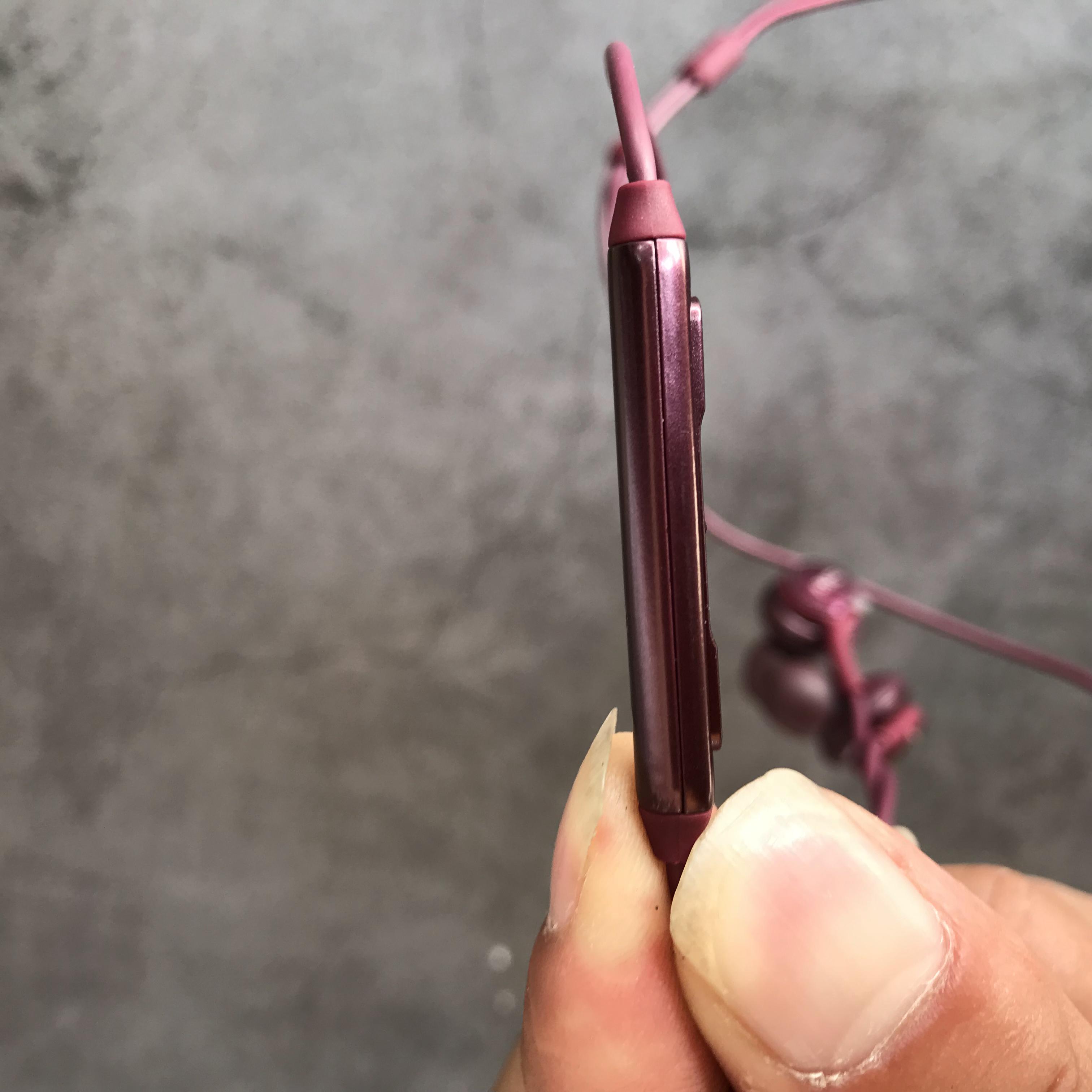 Tai Nghe AKG S9 Màu Đỏ Theo Máy