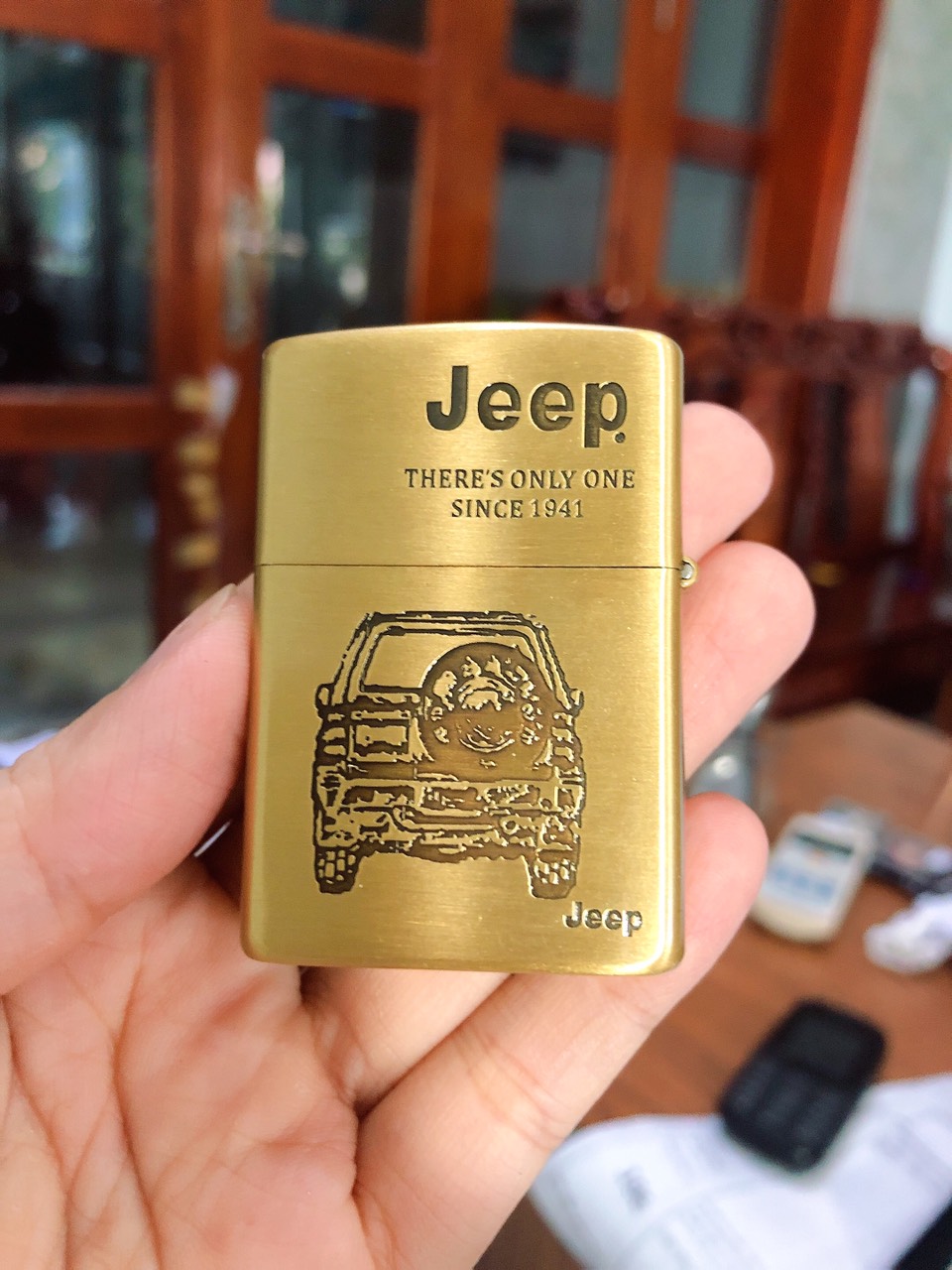 BẬT LỬA ZIPPO KHẮC HÌNH XE JEEP MÀU VÀNG -RUỘT VÀNG