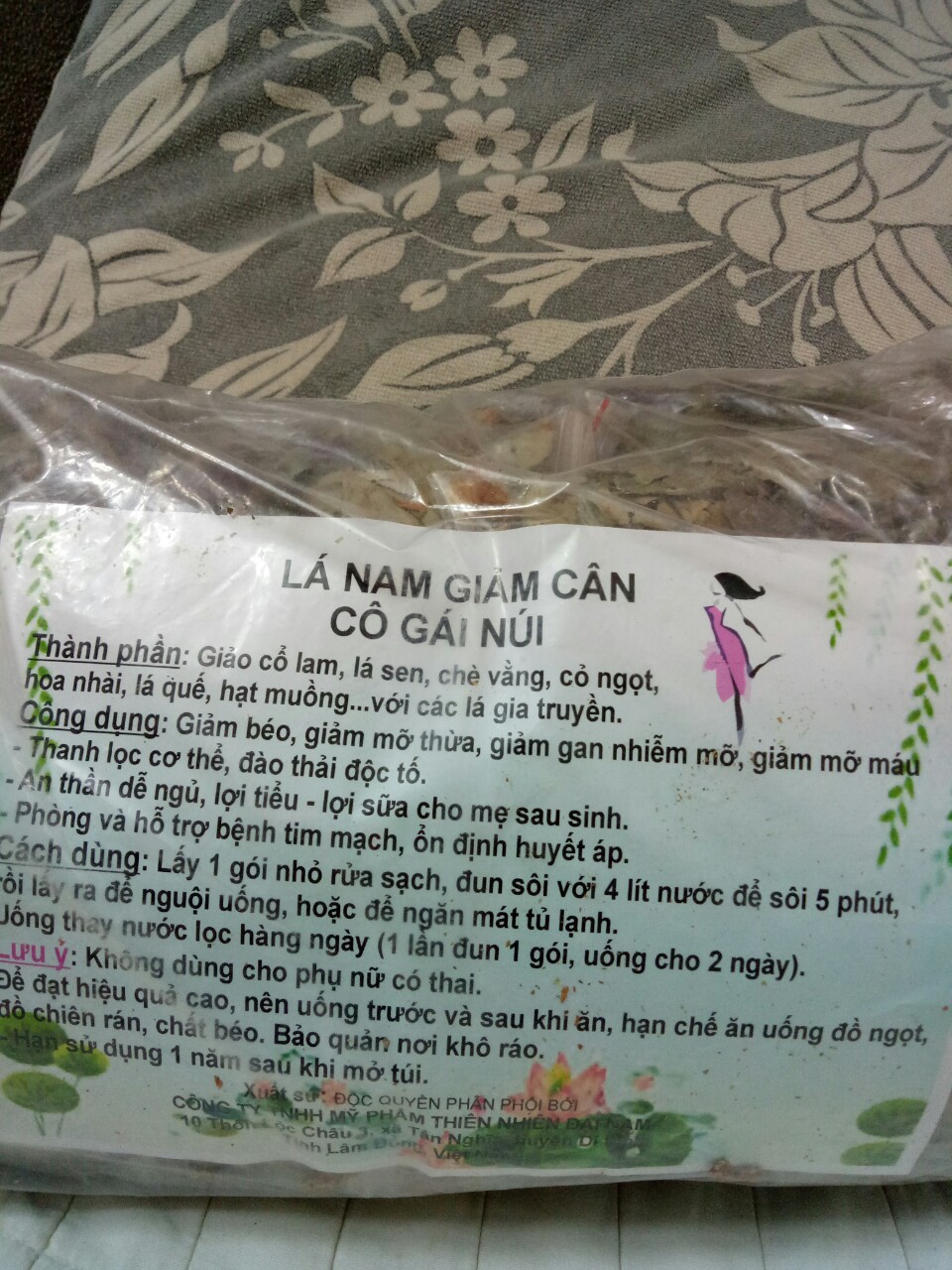 Lá nam giam can cô gái núi
