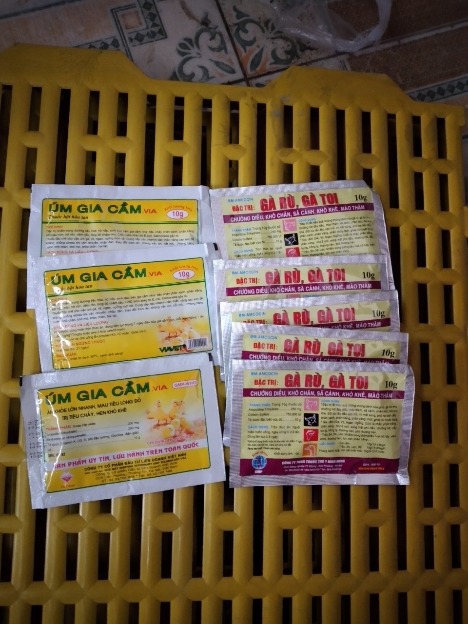 bộ úm gia cầm gồm 3 gói úm gà (chống viêm rốn gia cầm,tiêu nhanh lòng đỏ giảm tỉ lệ hao hụt +5 gói phòng và trị bệnh gà rù gà toi (khô chân sã cánh chướng diều,chế.t nhanh trên gà chọi gà tre gà đá chim cảnh)