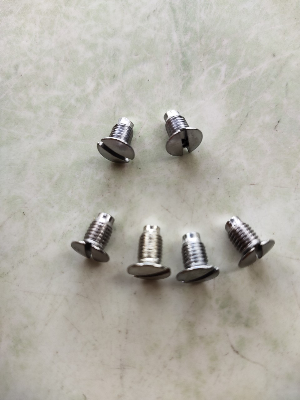 ốc lắp mặt nguyệt máy may công nghiệp