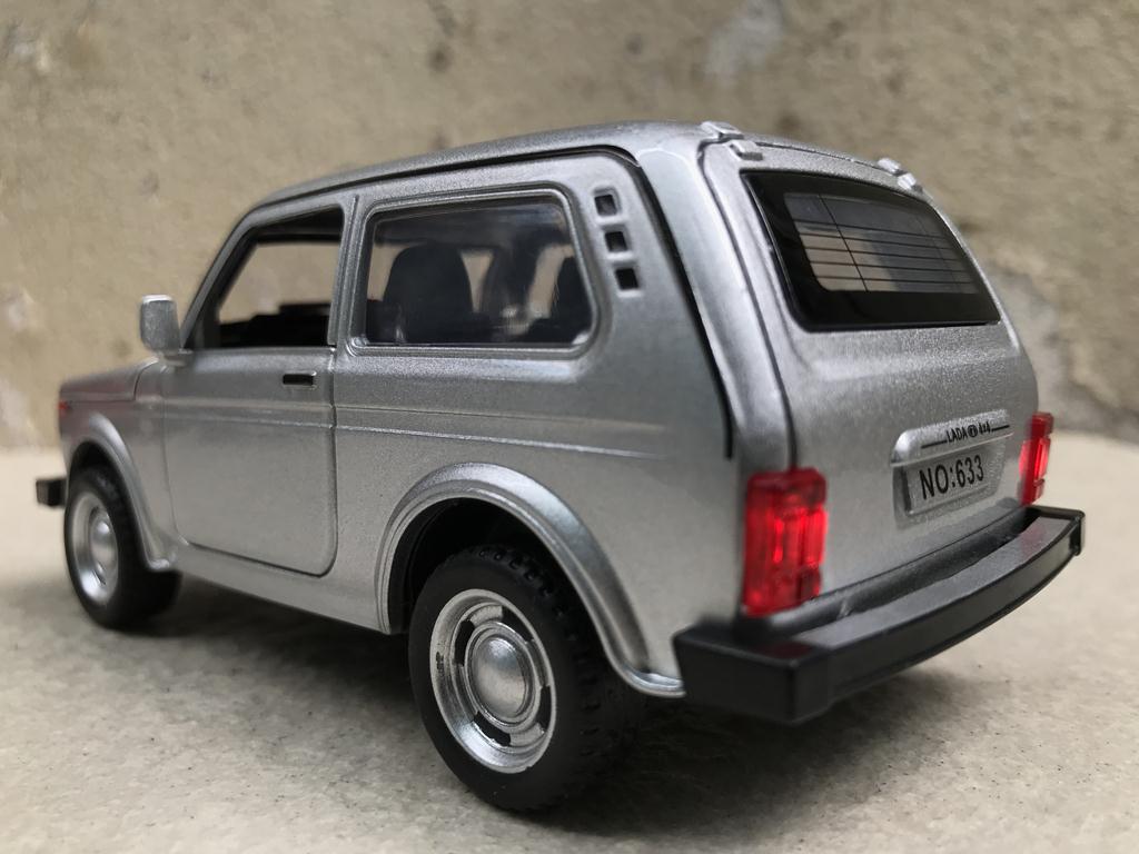 [HCM]Mô hình xe LADA NIVA 2020 - 1:32