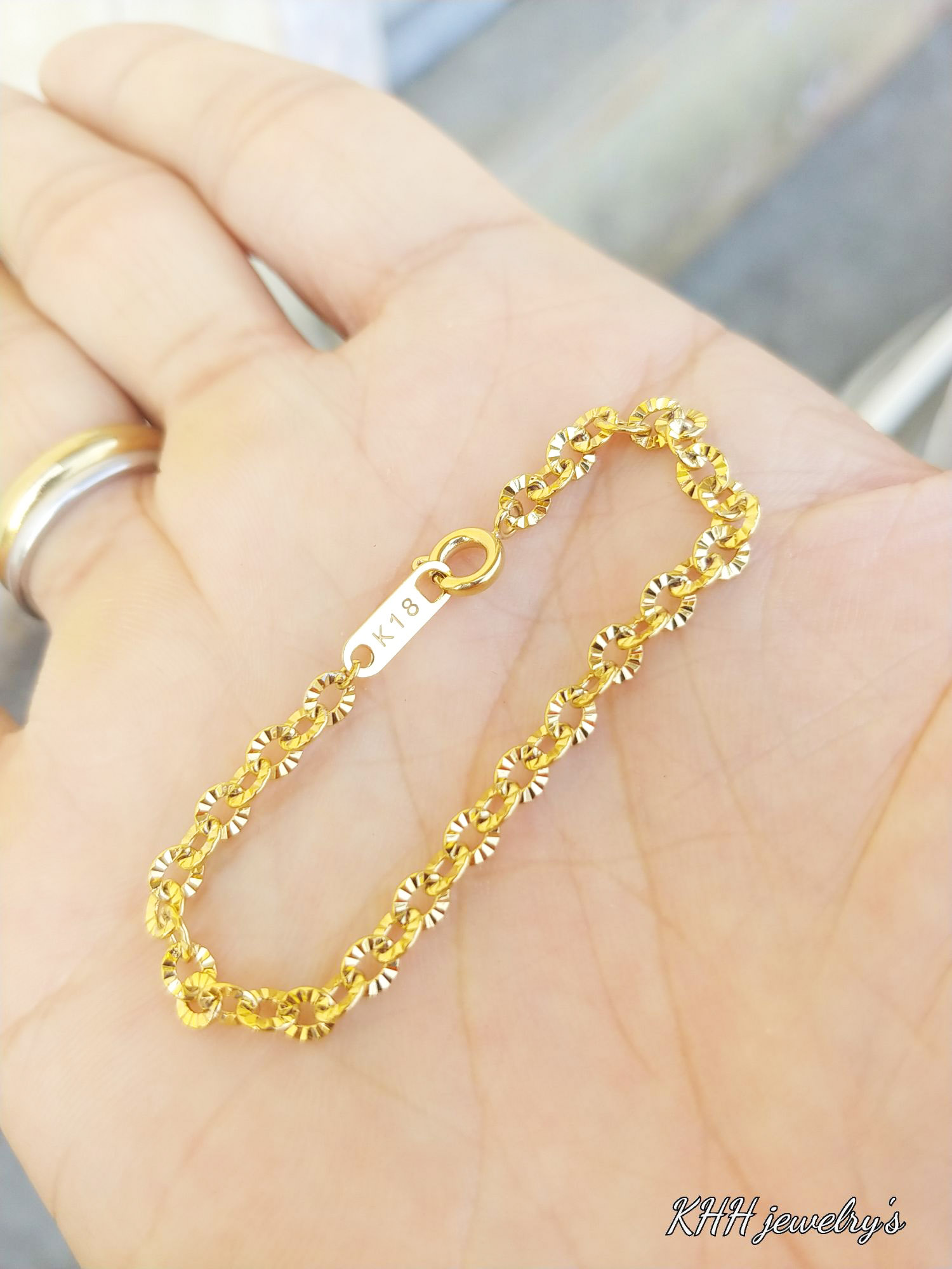 K18 là vàng gì? Tìm hiểu chi tiết và những điều cần biết về vàng 18K