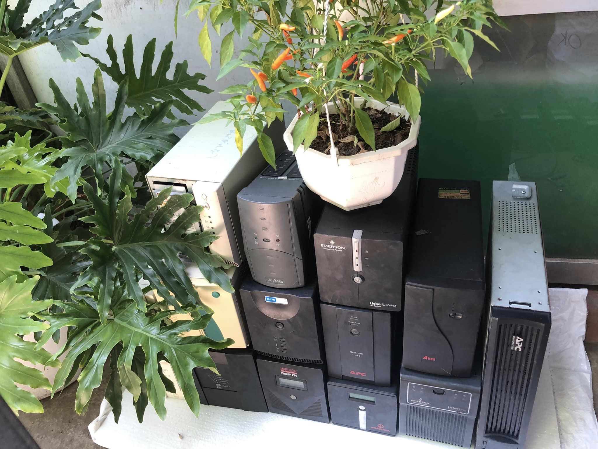 Bộ lưu điện UPS Santak TG1000, linh kiện điện tử, nguồn dự phòng, nhiều chiếc, trong xe ô tô.