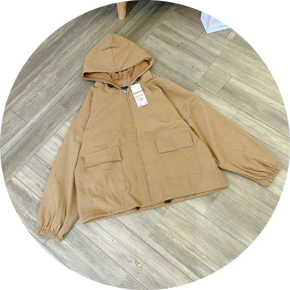 Áo Khoác Nữ Vải Da Lộn Nón 2 Lớp Lót Dù Điểm Nhấn 2 Túi Hộp Form Cánh Giơi Siêu Thoải Mái .TP