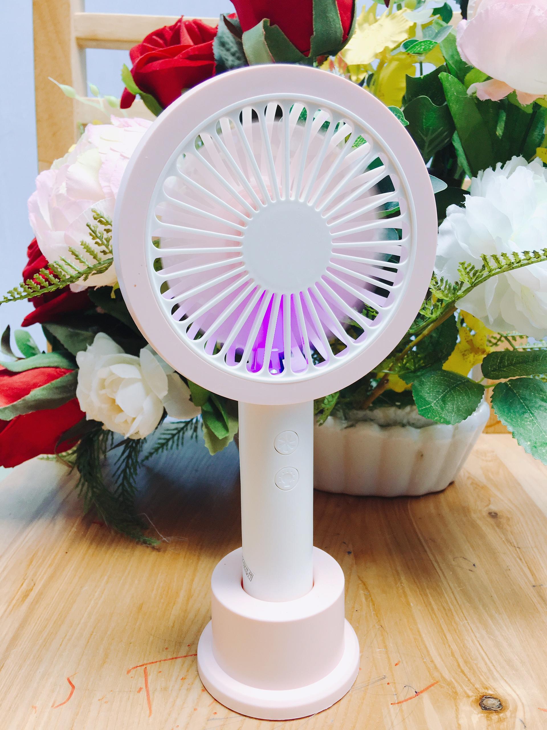 Quạt Cầm Tay Mini Đèn Led 4 Cánh Pin Sạc Có Đế