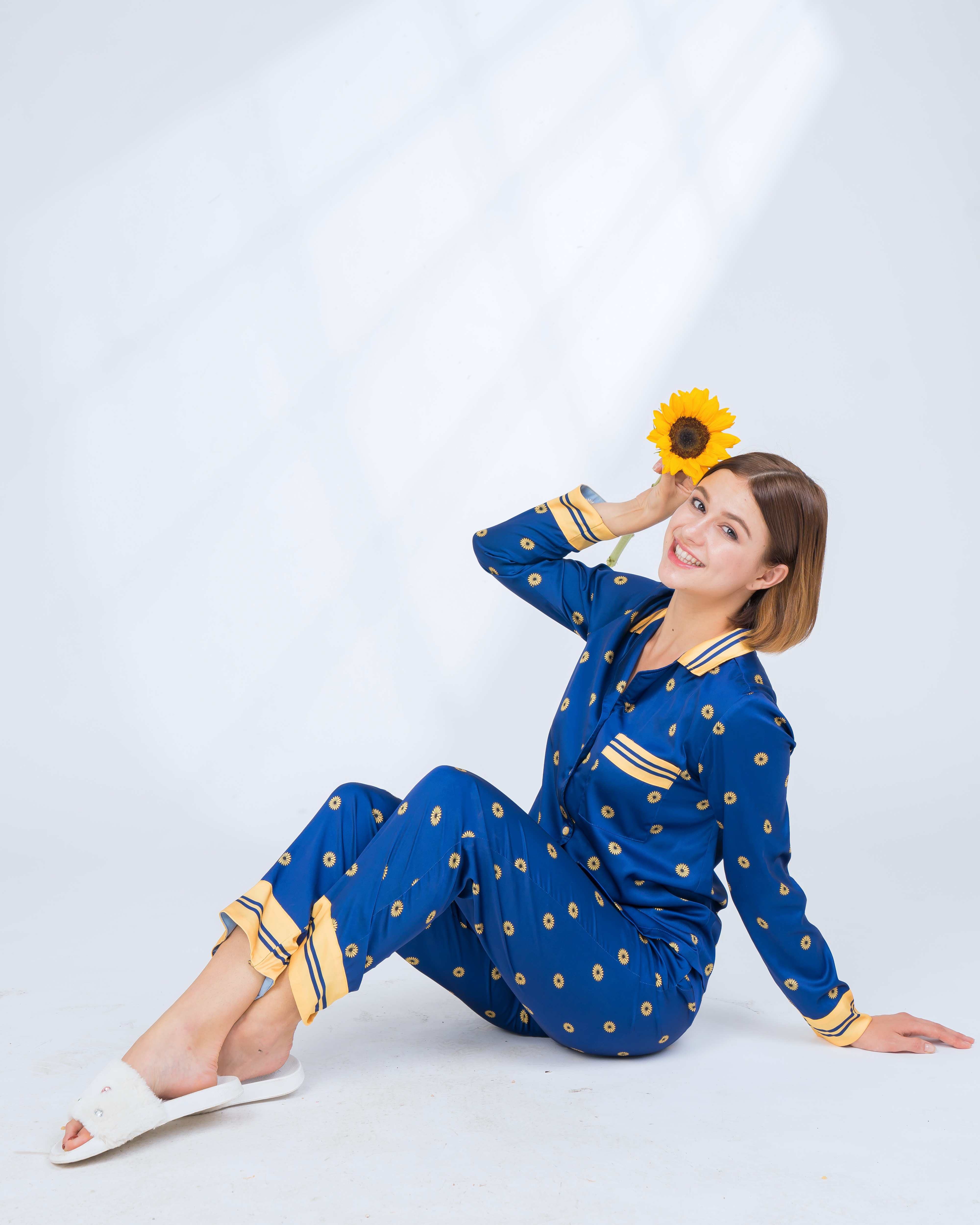 Bộ lụa dài hoa Daisy màu xanh dương D228