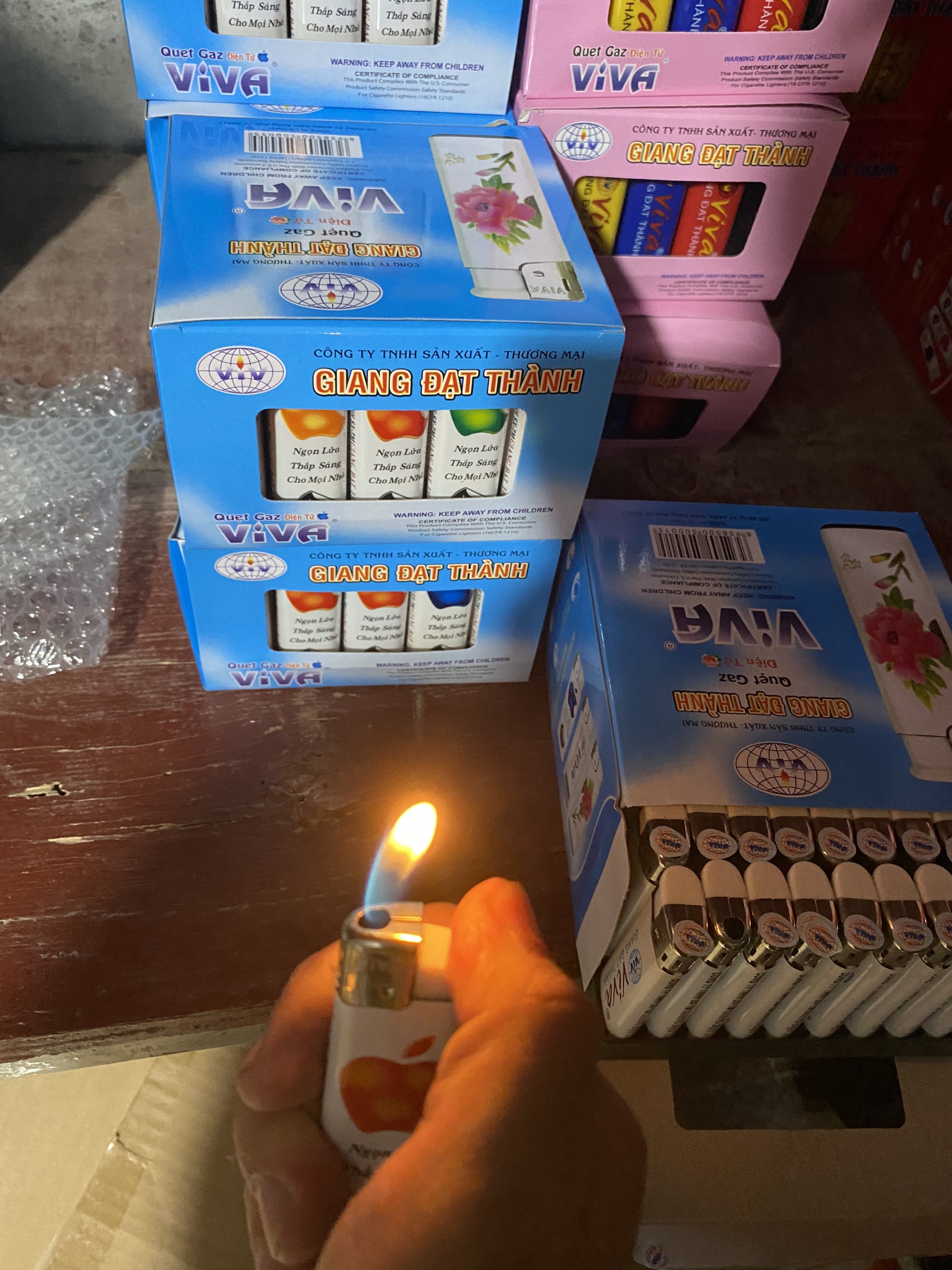 Quẹt ga điện tử Viva táo (hộp 50 cái)