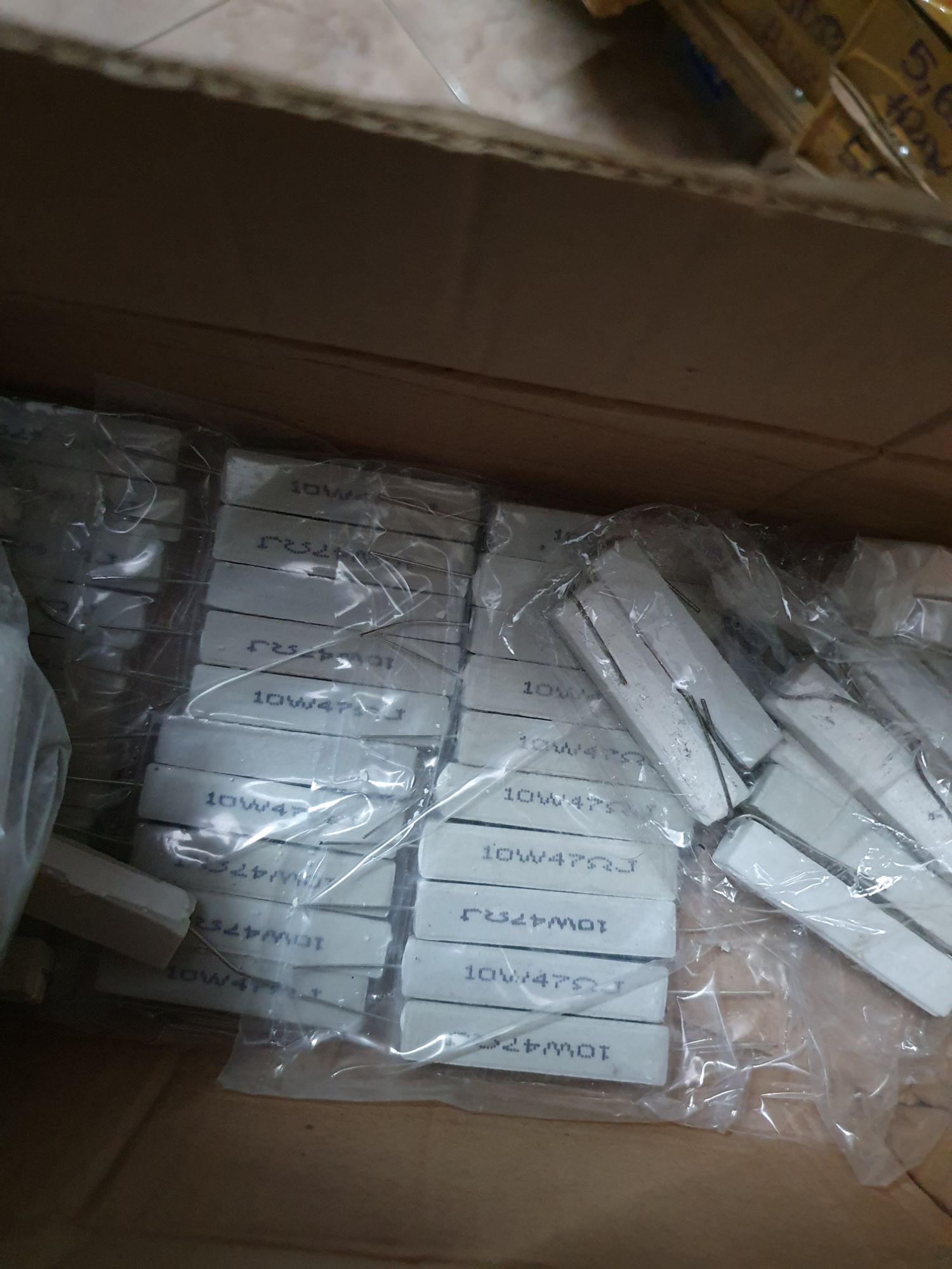 trở sứ 47 ôm 10w giá bán 10 con