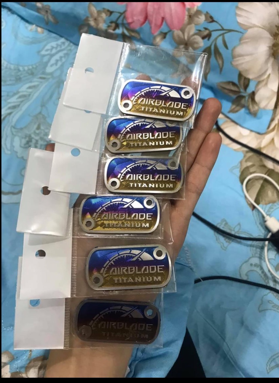 Logo titan nắp bình dầu trước Airblade 2016-2020