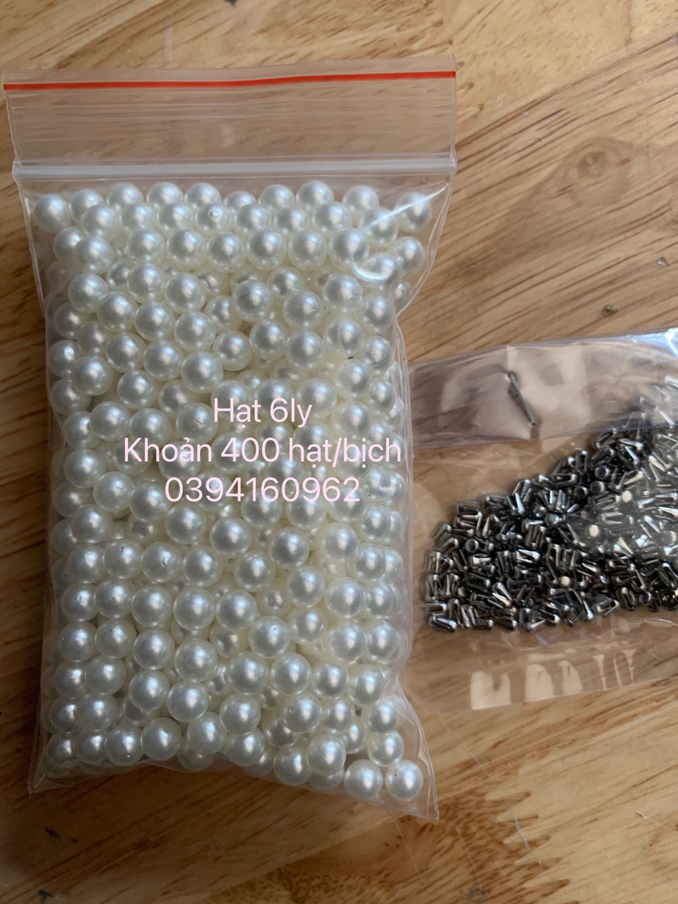 Hạt ngọc trai nhựa không lỗ kèm theo đinh dùng cho máy đóng