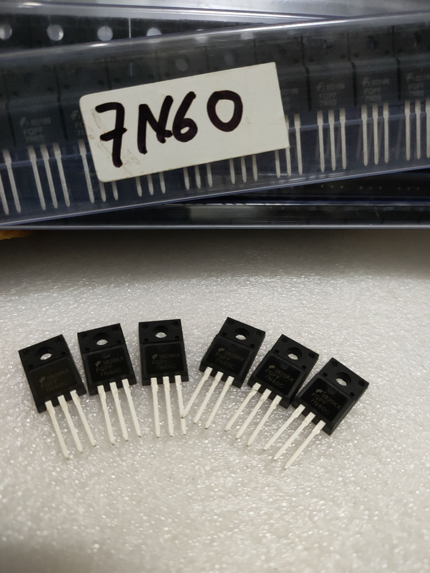 5 Con MOSFET 7N60