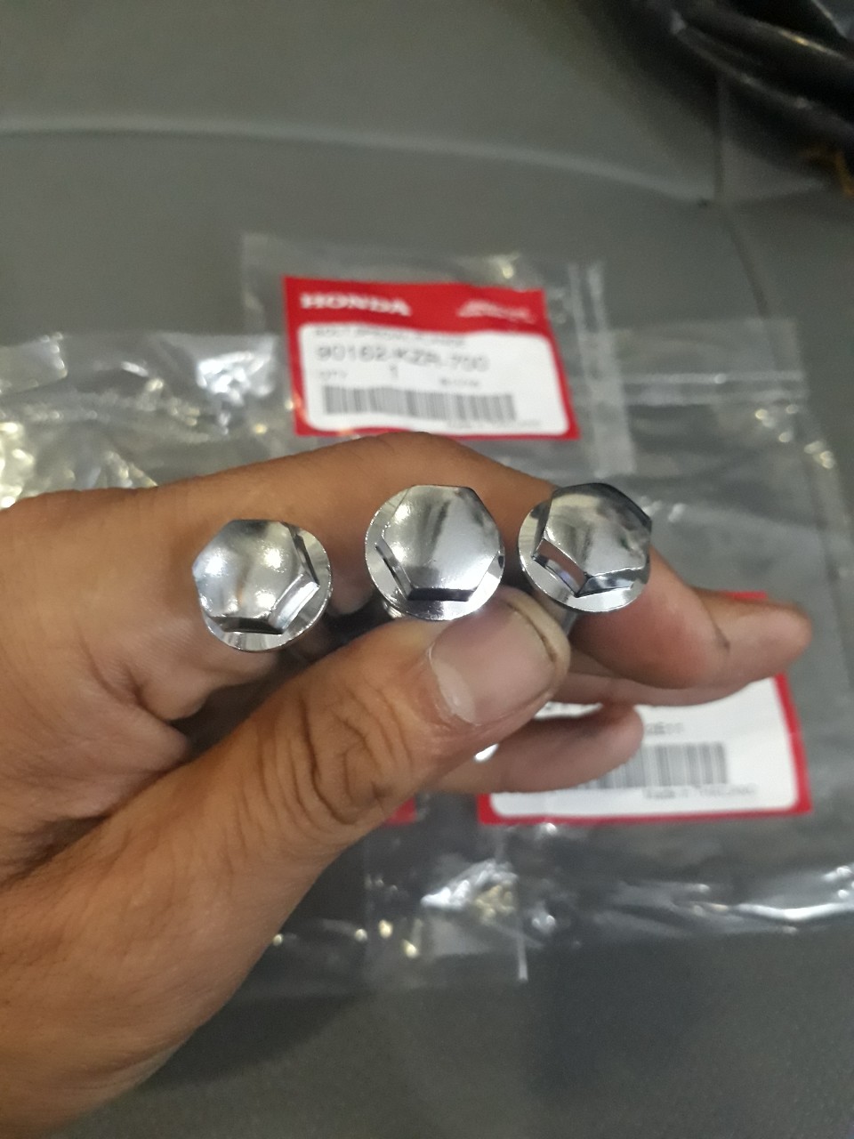 ỐC BẮT CẢNG SAU CLICK , VARIO ( 1 BỘ 3 CON )