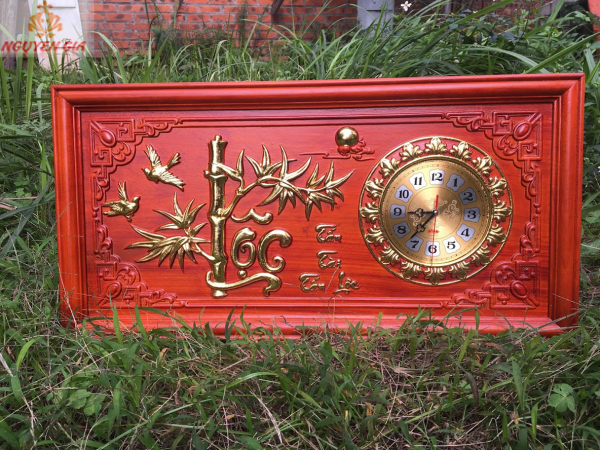 Đồng hồ treo tường trang trí đẹp bằng gỗ Hương cao cấp mẫu chữ Lộc Trúc kim trôi trạm khắc sắc nét bảo hành 12 tháng mang lại nét sang trọng cho phòng khách gia đình