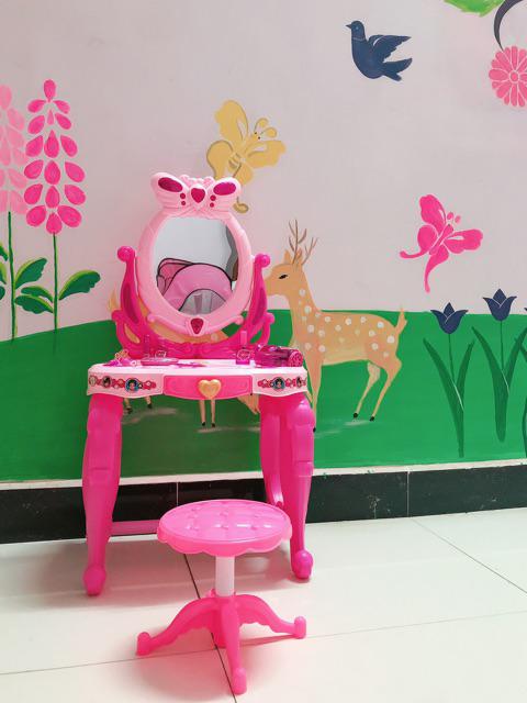 (BÁN GIÁ GỐC) Trò chơi trang điểm dành riêng cho bé gái dùng pin phát nhạc có đèn siêu đẹp kích thước 73x35x31 cm có nhiều đồ làm đẹp mini, tất cả đều thiết kế giống thật ngoài đời, giúp bé khám phá thế giới thế giới bên ngoài