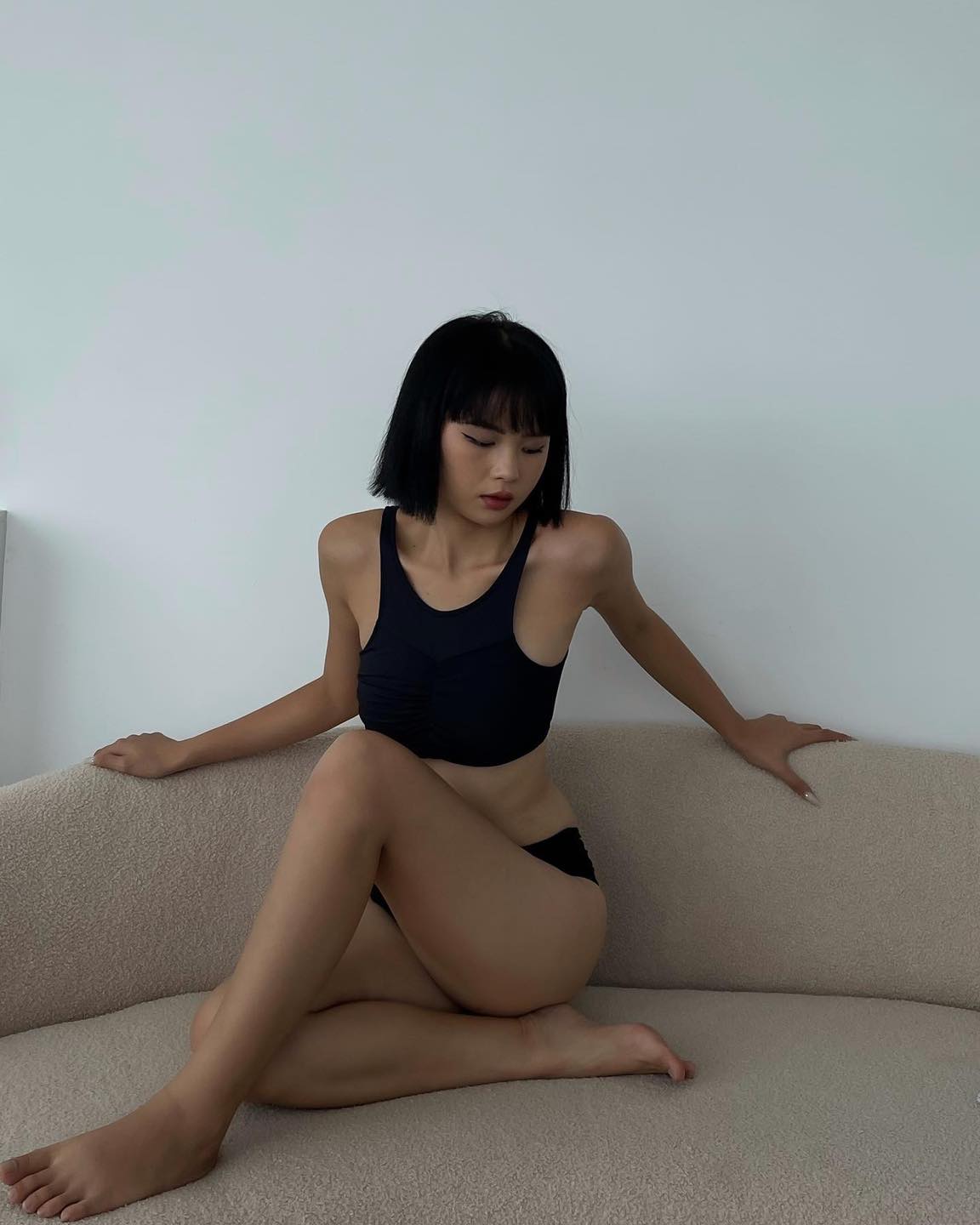 Set bikini màu đen, form ôm ngang ngực, là min - RUCHED BIKINI TOP & BOTTOM