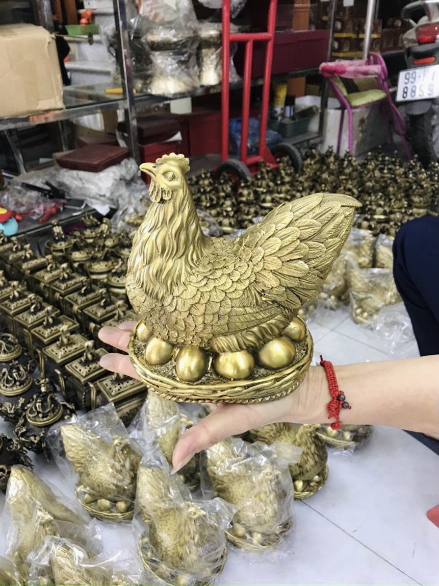 Tượng Gà Mái Ấp Trứng Vàng Bằng Đồng Cao Cấp