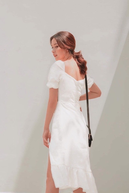 Đầm trắng đuôi cá xẻ tà
