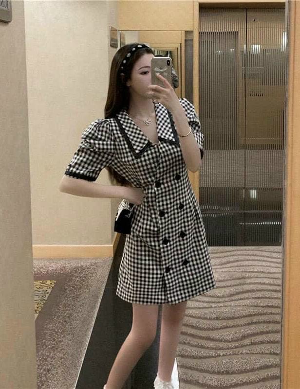 Đầm caro đen cổ vest