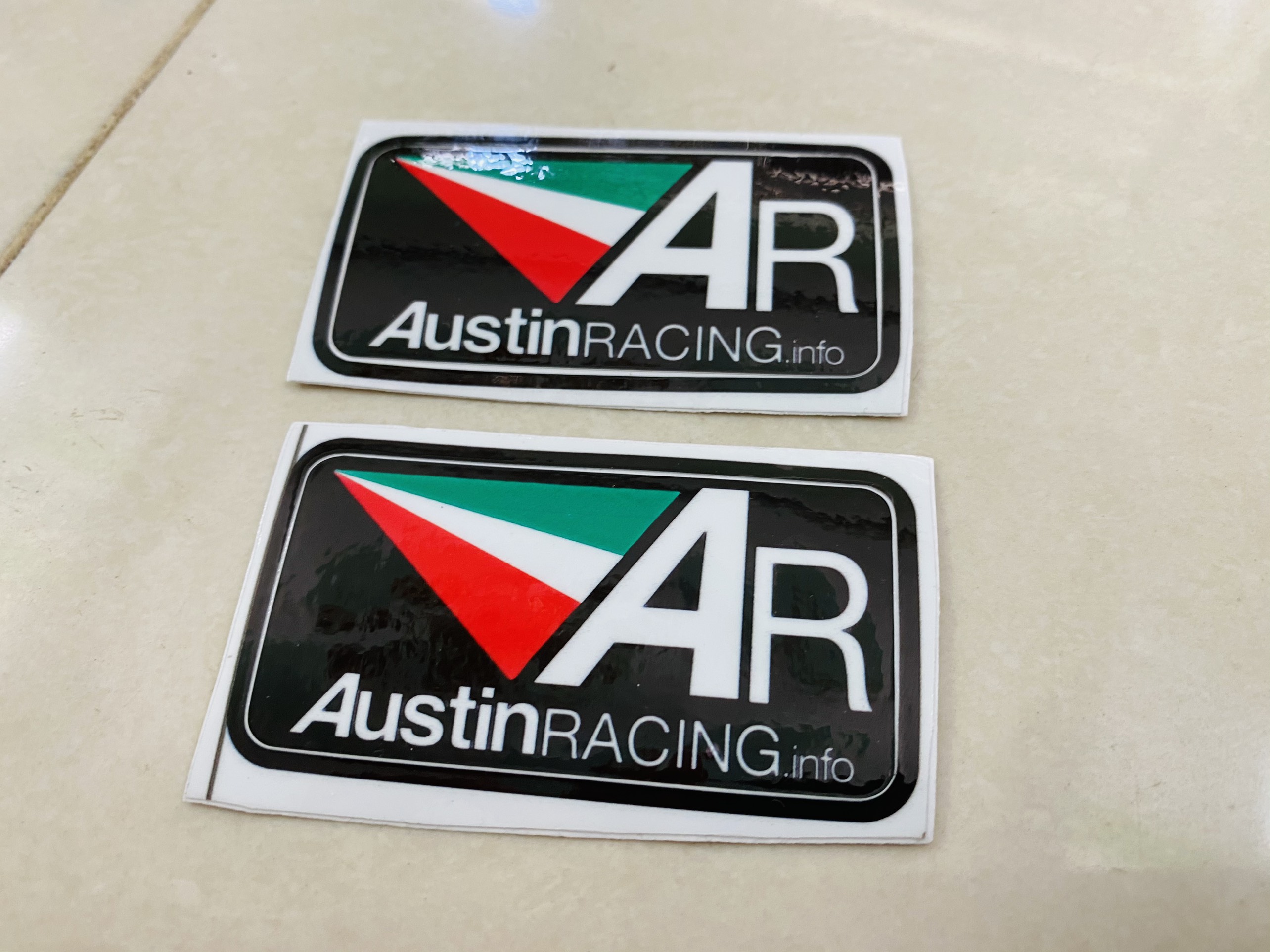 2 Tem logo AR