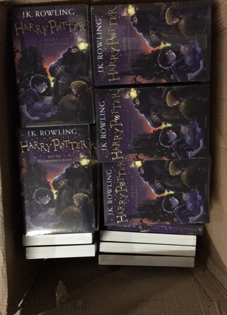 Sách Ngoại văn: Harry Potter Và Hòn Đá Phù Thủy (Tiếng Anh)