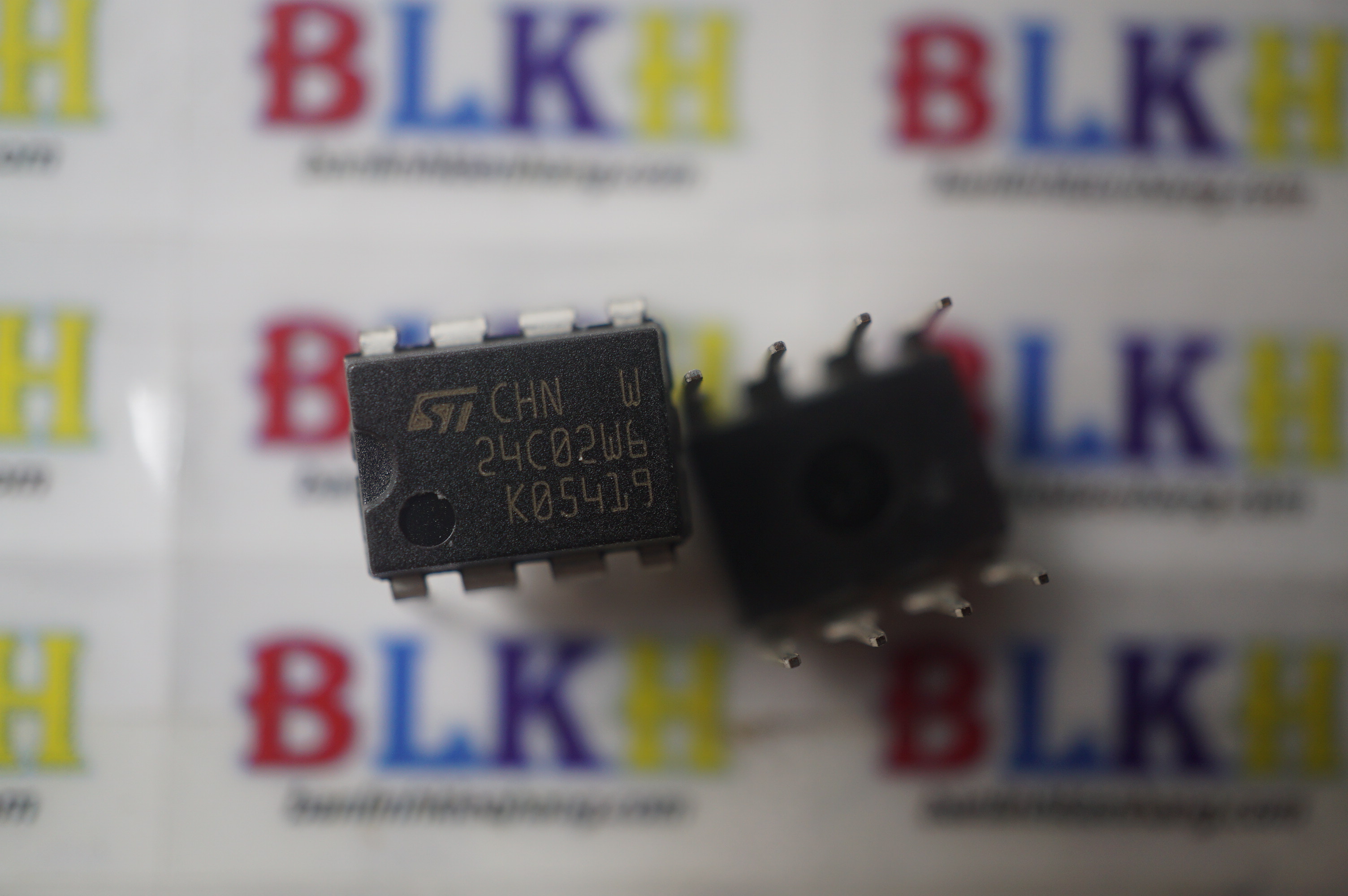 2 ic nhớ eeprom 24c02wp 24c02 24c02w6 dip-8 chính hãng stmicroelectronics